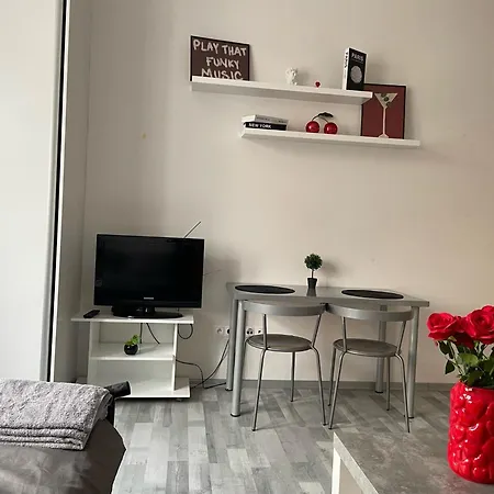 Tiffany In The Center Apartment *