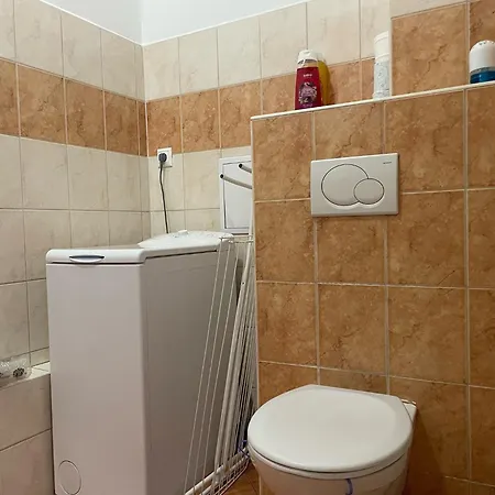 Tiffany In The Center * Pressburg